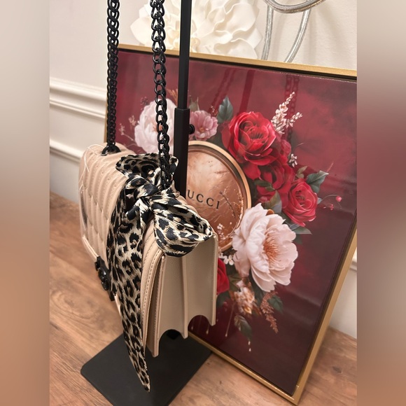 Elegant Beige Quilted Bag with Leopard Bag Scarf - Picture 5 of 12